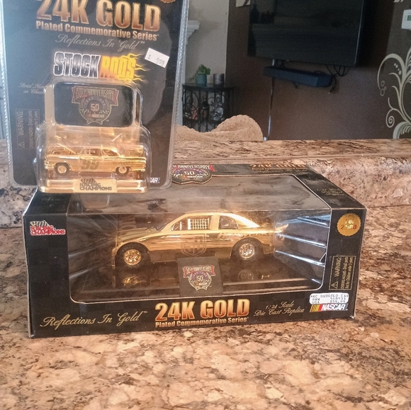 24K Gold Die-Cast Car Collector Set Reflections In Gold NASCAR Racing Champion - Picture 4 of 4
